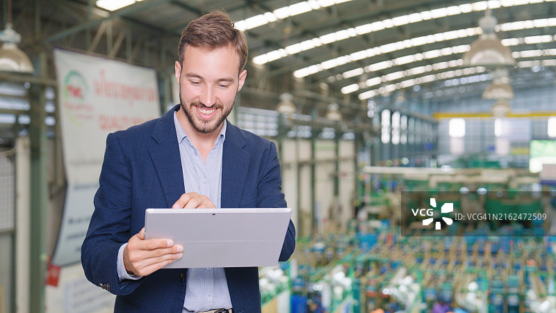 工程师在制造工厂审查平板电脑上的数据图片素材