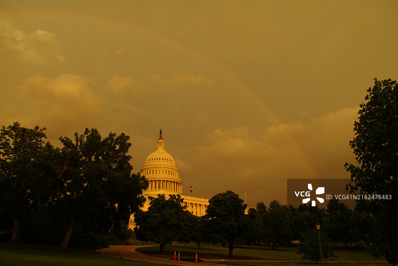 彩虹柱顶图片素材