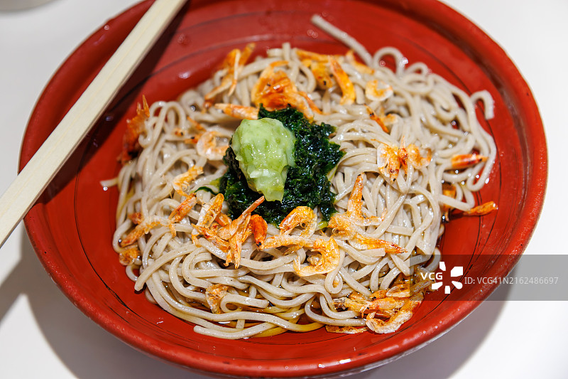 热海荞麦面：海藻、樱花虾和芥末盖饭图片素材