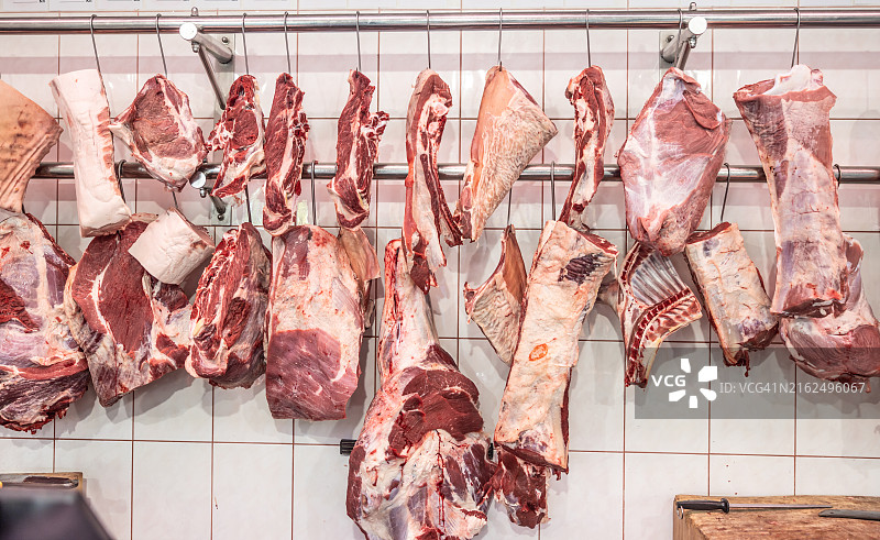 肉店里悬挂的一份份肉块图片素材