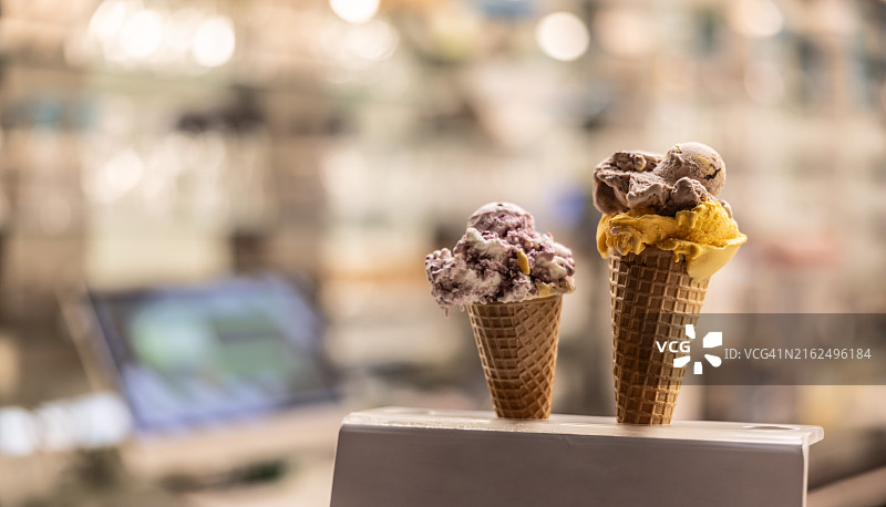 冰淇淋店为顾客准备的水果冰淇淋图片素材