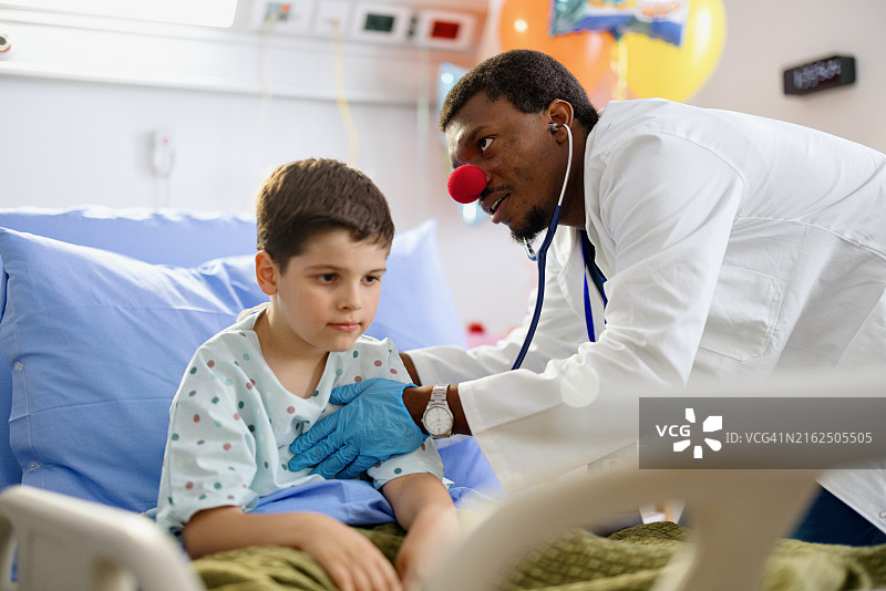 医生用听诊器听病人的背部图片素材