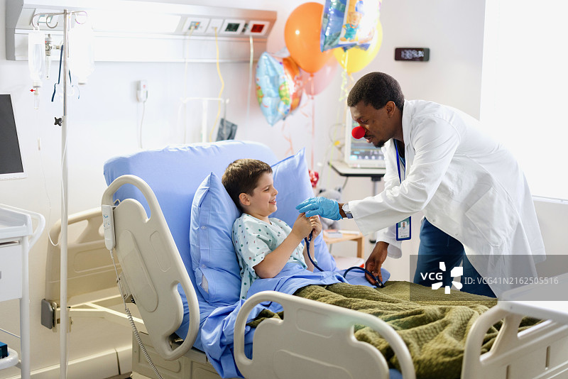 红鼻子医生与小患者玩耍缓解压力图片素材