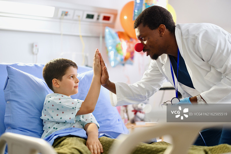 医生与小患者击掌放松图片素材