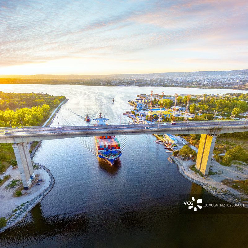 集装箱船通过桥下图片素材