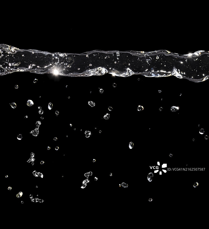 黑色背景上的透明自然水面，带有小波浪和气泡图片素材