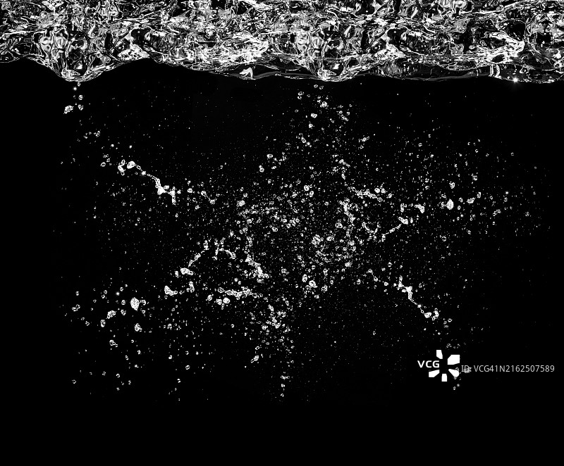 黑色背景上的透明自然水面，带有小波浪和气泡图片素材