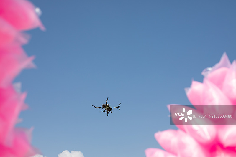 棉花糖无人机飞行图片素材