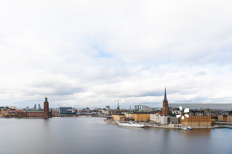 瑞典斯德哥尔摩市政厅和骑士岛教堂图片素材