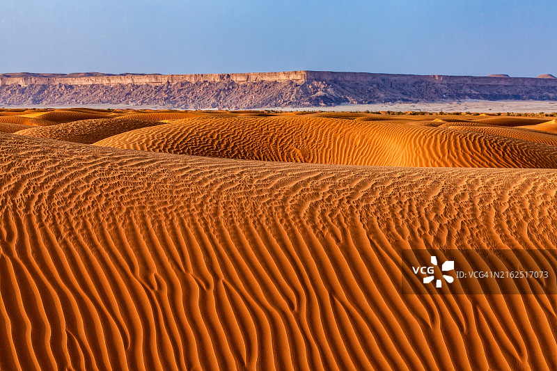 沙特阿拉伯中部图瓦伊克山前沙漠的沙丘图片素材