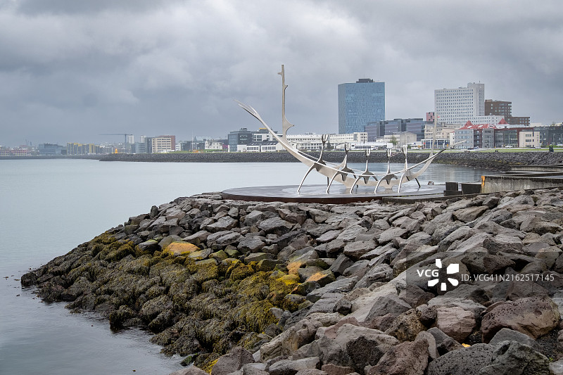 太阳航海者(Solfa)钢铁雕塑，位于冰岛雷克雅未克Saebraut路旁图片素材