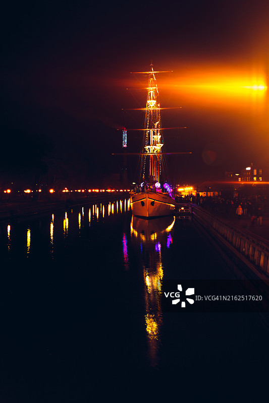子午线号船夜间在立陶宛克莱佩达的丹河上被照亮图片素材