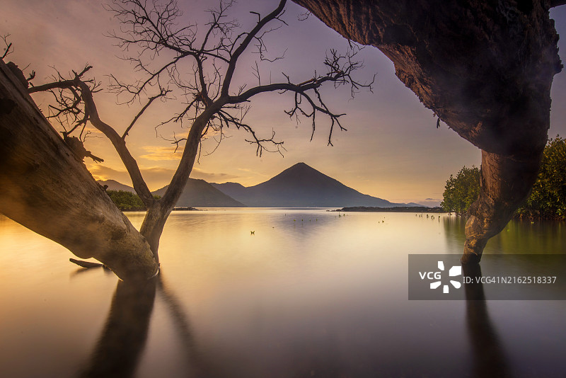 特尔纳特岛日出时分的海岸景观图片素材