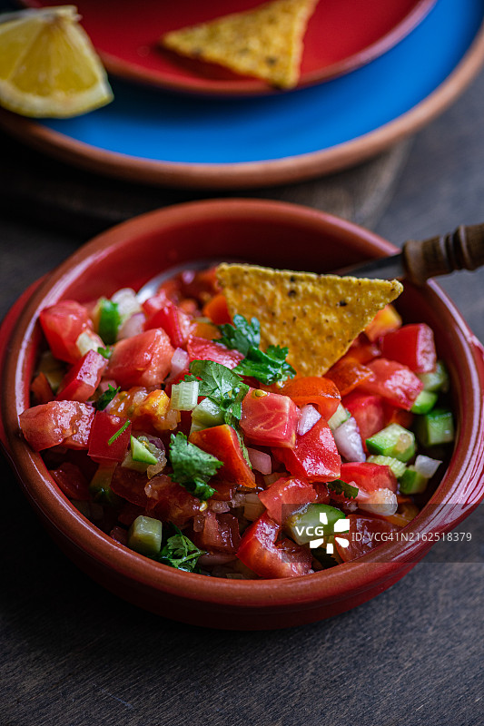 配有玉米饼和鲜柠檬的传统墨西哥Pico de Gallo莎莎酱碗特写图片素材