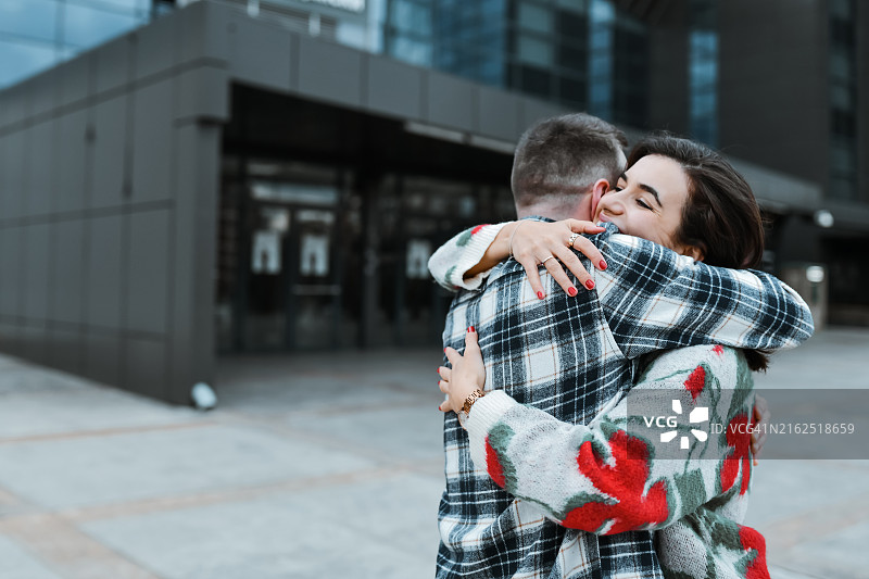 久别重逢的男女朋友互相拥抱图片素材