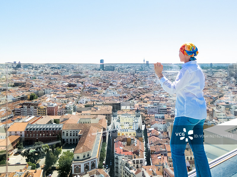 身患癌症的女人眺望远方图片素材