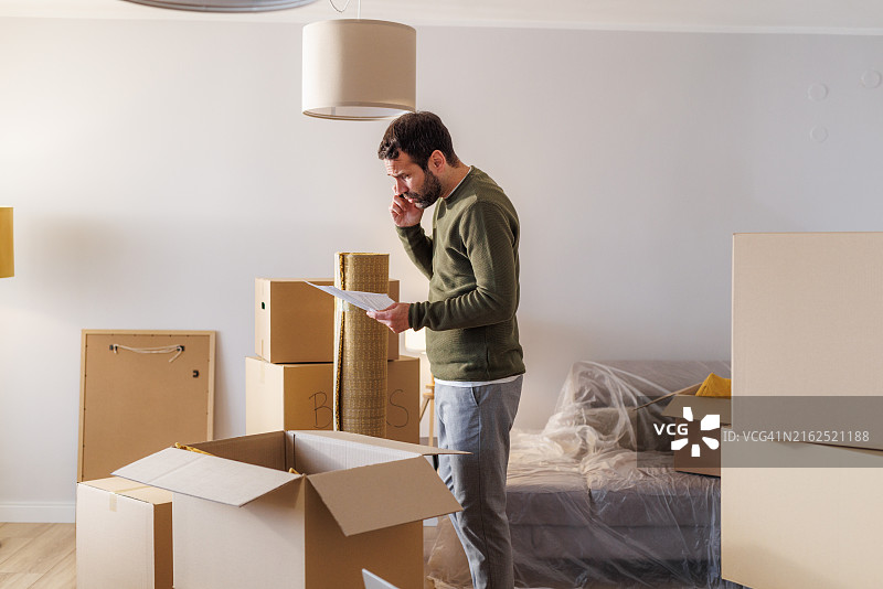 房地产危机 - 中年男子搬出图片素材