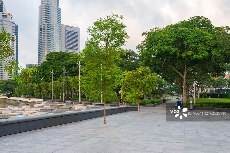 新加坡早晨的节日氛围：年轻人在假日清晨跑步或骑自行车图片素材