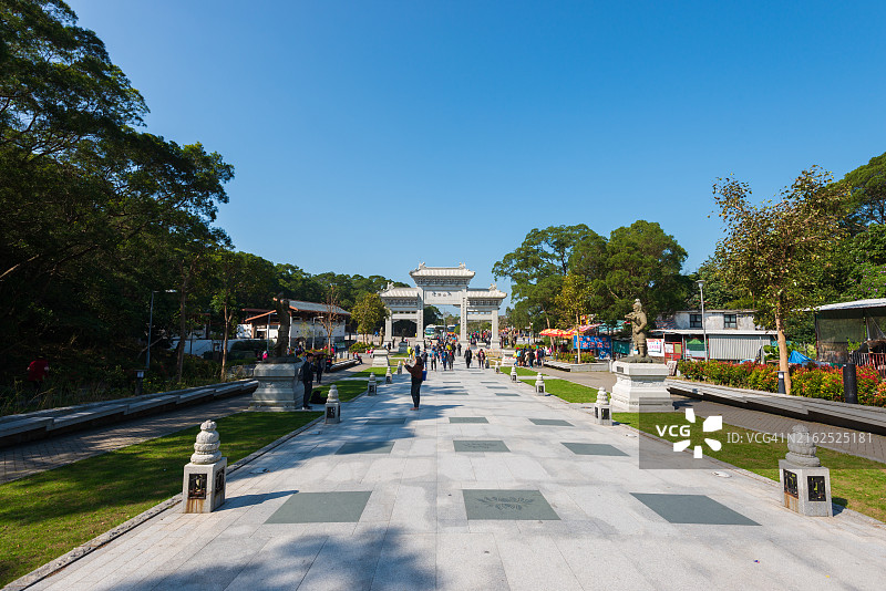 游客在香港大屿山昂坪参观佛像图片素材