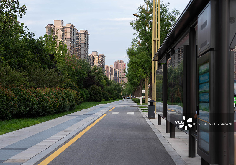 沥青路边的巴士站牌图片素材