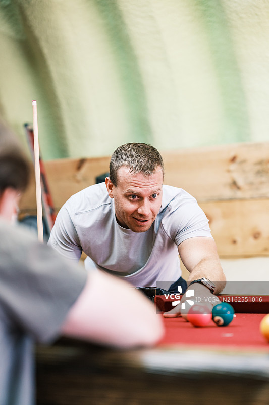 两个年轻男人在休息室里打台球图片素材