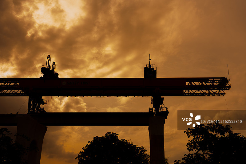 夕阳下的龙门吊剪影图片素材