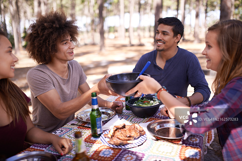 朋友们，在公园庆祝节日、夏天和一起旅行的自由。快乐的人们在户外喝啤酒，在森林、树林或营地里度假和放松图片素材