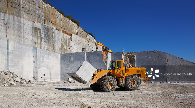 大理石采石场中的推土机图片素材