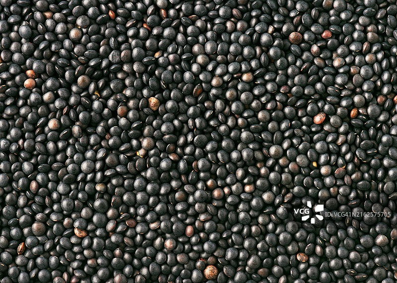 健康干燥小圆形黑扁豆种子堆叠背景图片素材