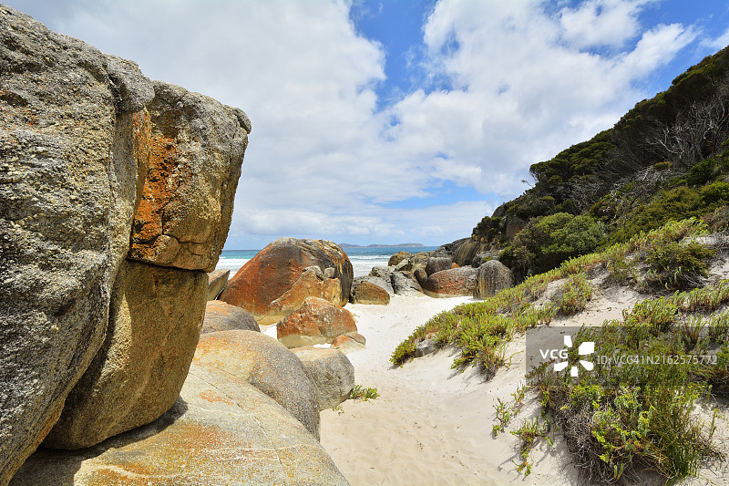 海滩上的花岗岩巨石，澳大利亚维多利亚州威尔逊斯普罗蒙特里国家公园吱吱海滩图片素材