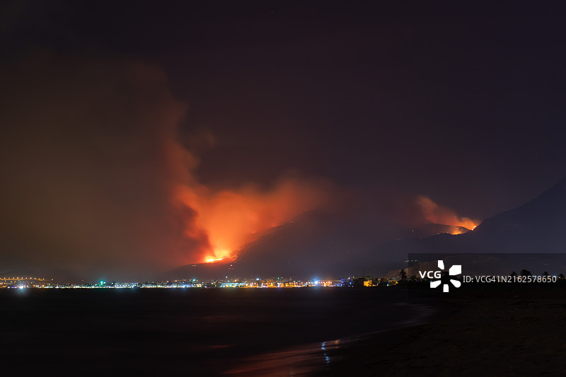 夜间布科尼山发生火灾，布科尼，突尼斯，突尼斯图片素材