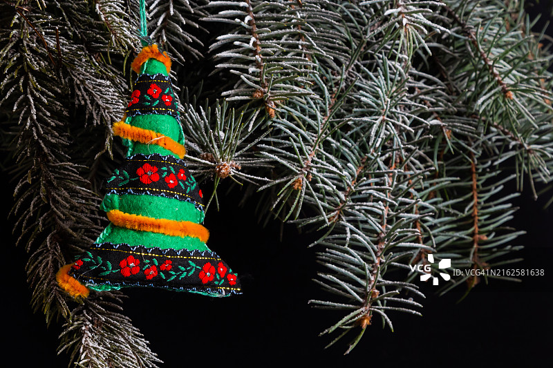 手工圣诞树玩具：人字纹圣诞树图片素材