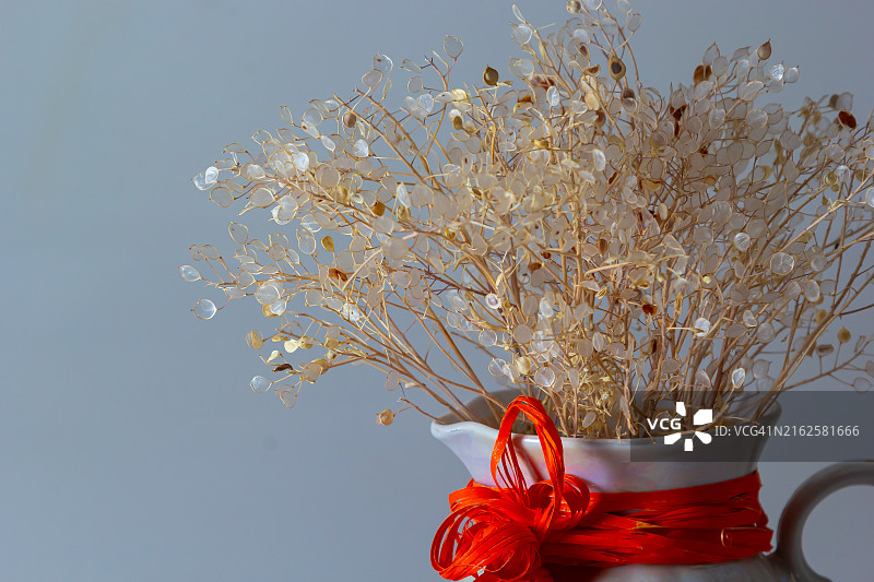 米色陶瓷花瓶与干蒲苇草，斯堪的纳维亚风格室内装饰图片素材