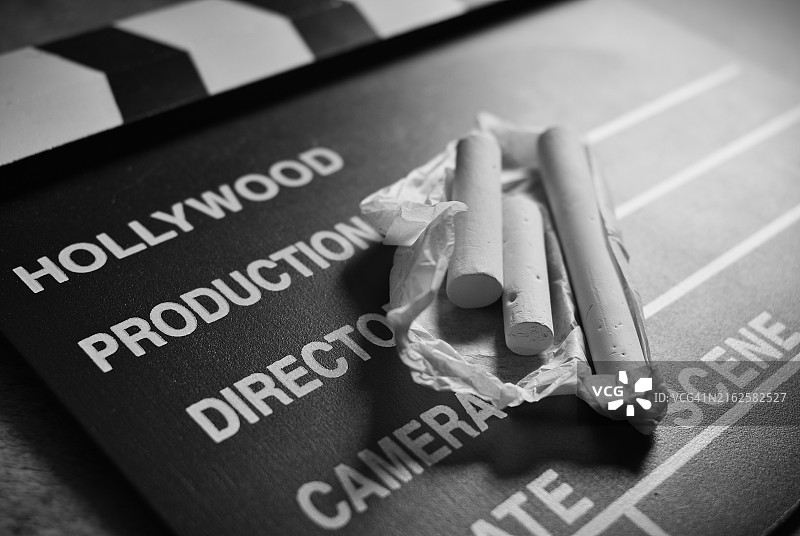 乡村背景上的电影场记板图片素材