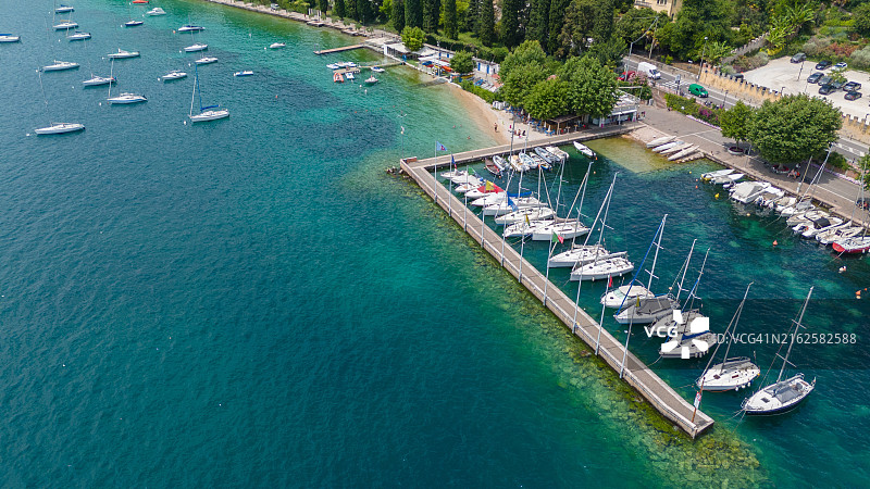意大利加尔达镇加尔达湖港口的航拍图图片素材