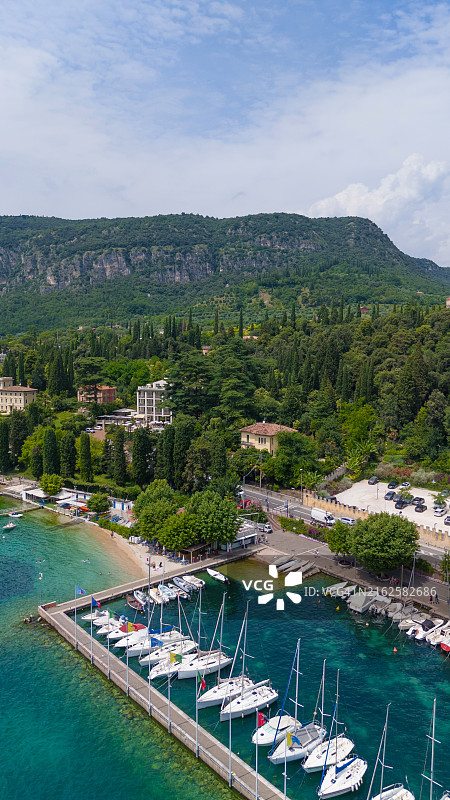 加尔达镇，加尔达湖 - 意大利，无人机视角图片素材