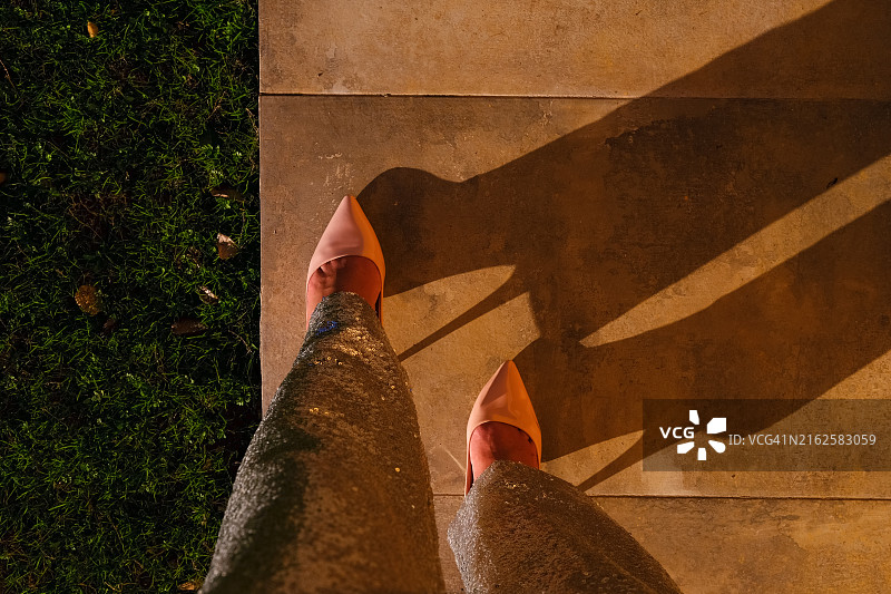 身穿闪亮节日服装的女子，以上帝视角拍摄图片素材