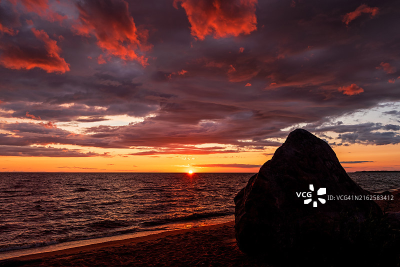 夏日傍晚普斯科夫州楚德湖的日落图片素材