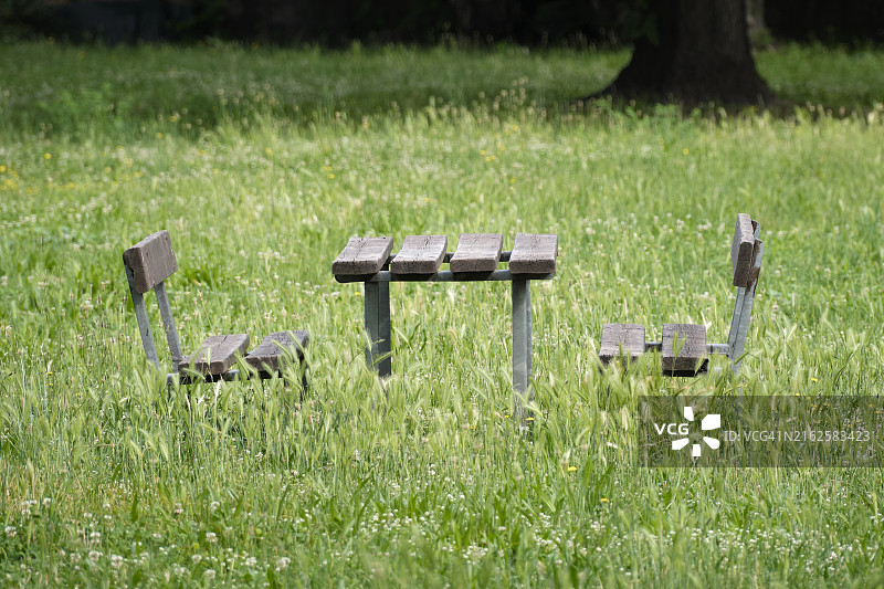 公园里的空椅子和桌子图片素材