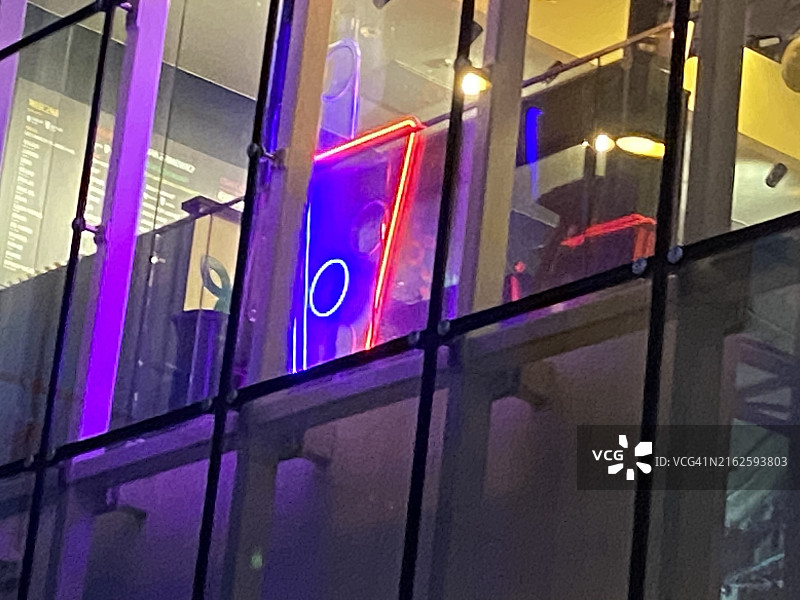 带有蓝色、红色和紫色霓虹灯的饮水杯，卡托维兹图片素材