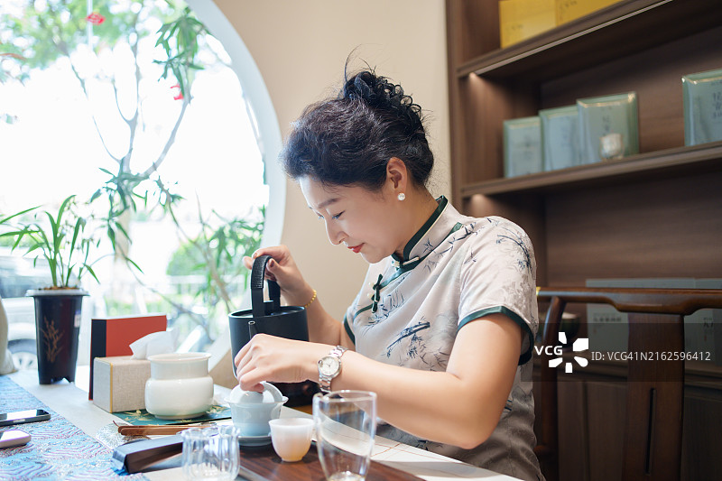 专注的女性品茶师图片素材