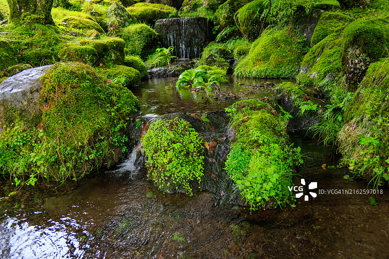 借景远眺天城山脉的日式庭院美景图片素材