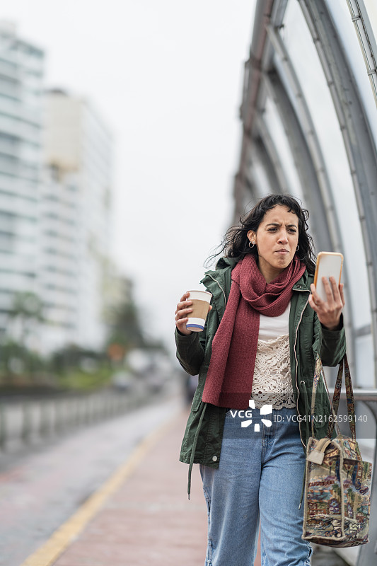 恼火的女人在手机上进行视频通话，走得很快图片素材