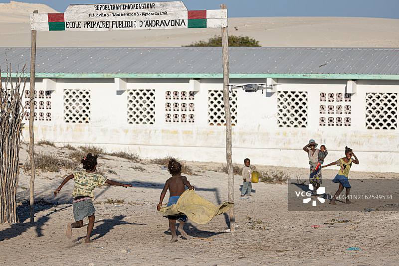 学生们跑去看无人机图片素材