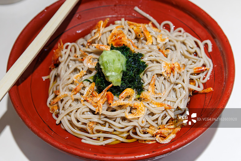 热海荞麦面：海藻、樱花虾和芥末盖饭图片素材