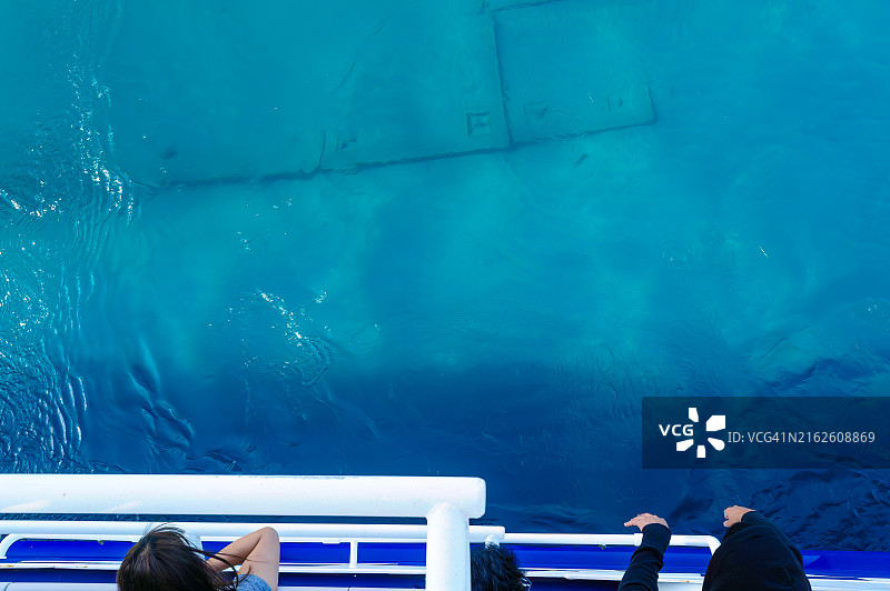 东海汽船Sarubia Maru号停靠在新岛港，非常清晰的港口内部图片素材