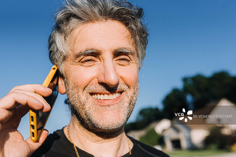 一个男人户外打电话图片素材