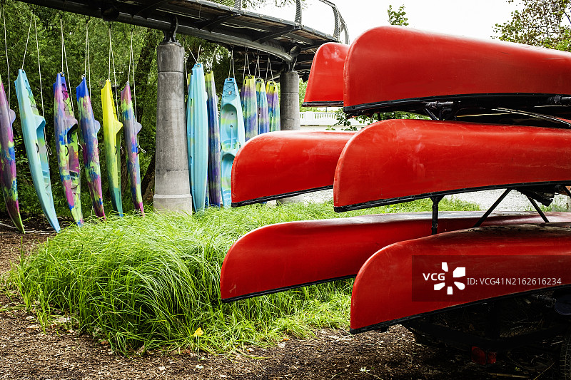 红色独木舟图片素材