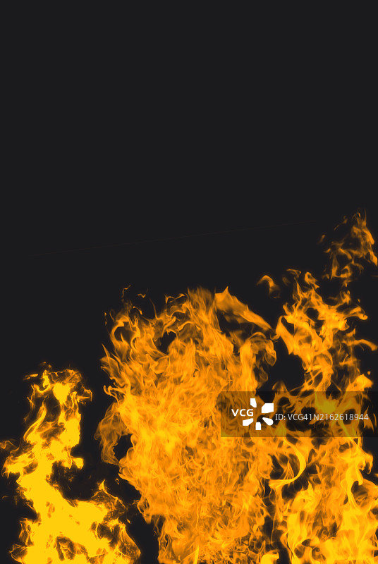 黑色背景上的火焰特写镜头图片素材