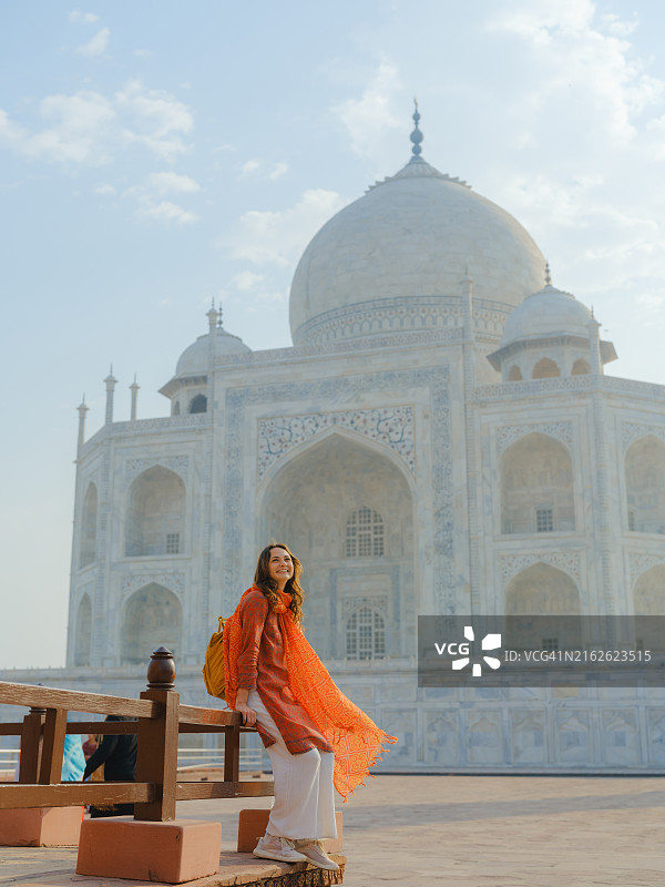 女人在印度体验式旅行期间探索泰姬陵图片素材